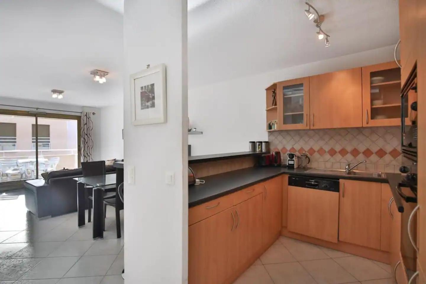 Charming Two-Bedroom Apartment With Balcony And Garage By The Marina Antibes Bagian luar foto