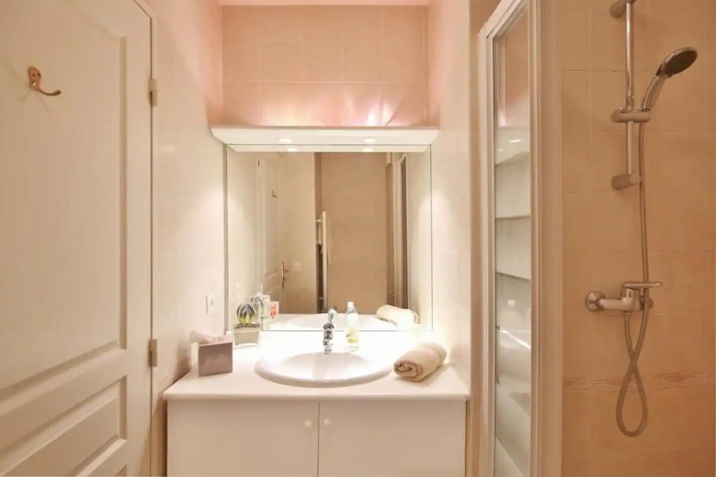 Charming Two-Bedroom Apartment With Balcony And Garage By The Marina Antibes Bagian luar foto